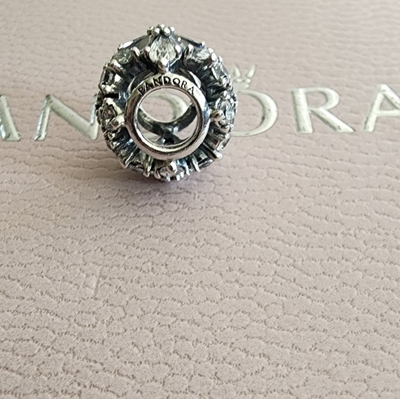 Pandora Sparkling Herbarium Cluster Round Charm - Picture 8 of 10